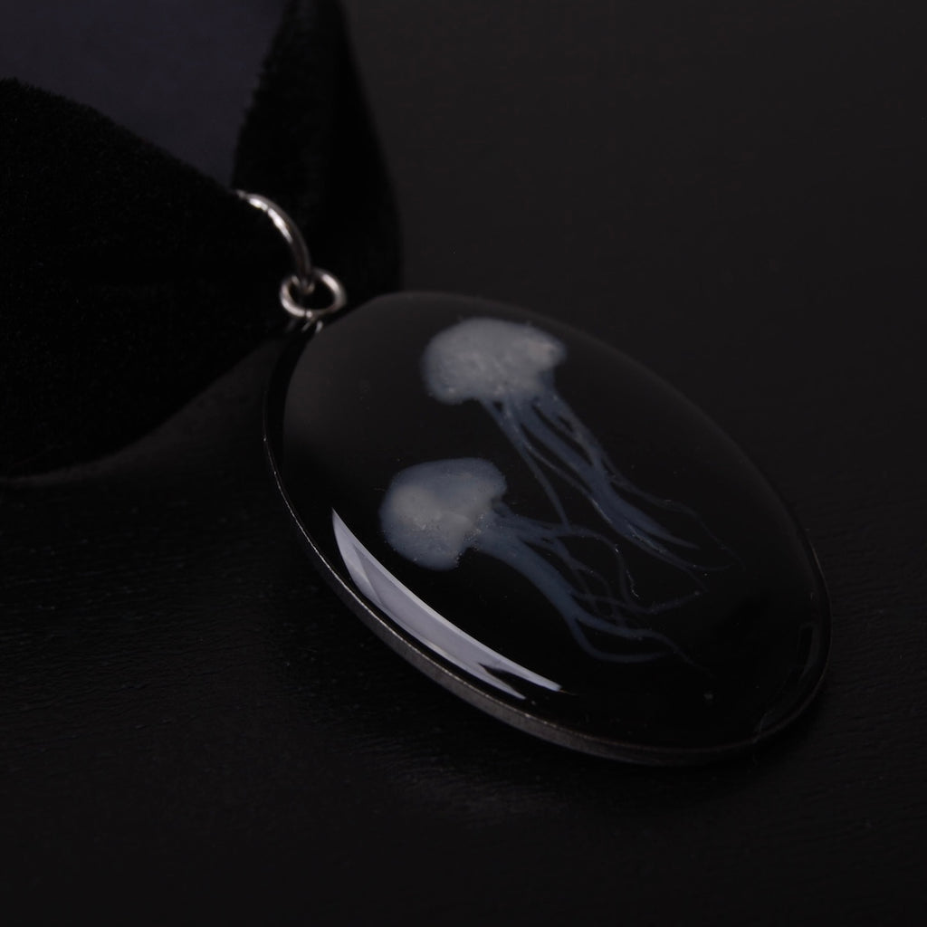 pendente ovale con meduse marine, di un choker in velluto nero