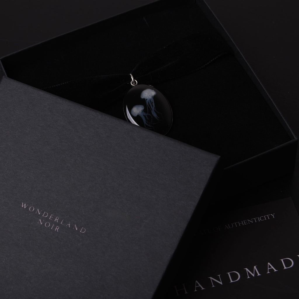 choker in velluto nero con pendente ovale con meduse marine dentro ad una scatolina, con certificato di autenticità