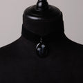 choker in velluto nero con pendente ovale con meduse marine su busto espositivo