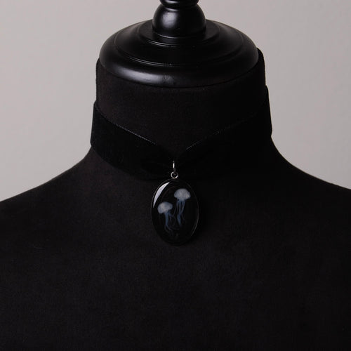 choker in velluto nero con pendente ovale con meduse marine su busto espositivo
