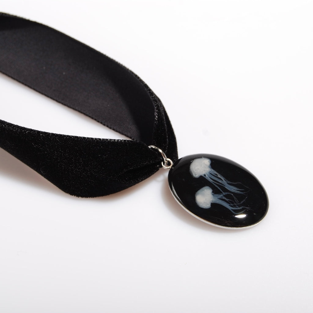 choker in velluto nero con pendente ovale con meduse marine, vista 3/4