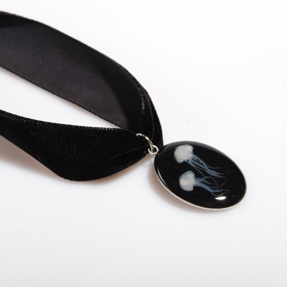 choker in velluto nero con pendente ovale con meduse marine, vista 3/4