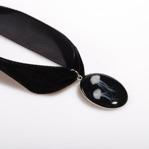 choker in velluto nero con pendente ovale con meduse marine, vista 3/4
