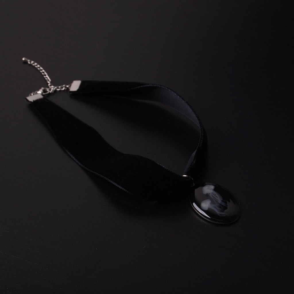 choker in velluto nero con pendente ovale con meduse marine