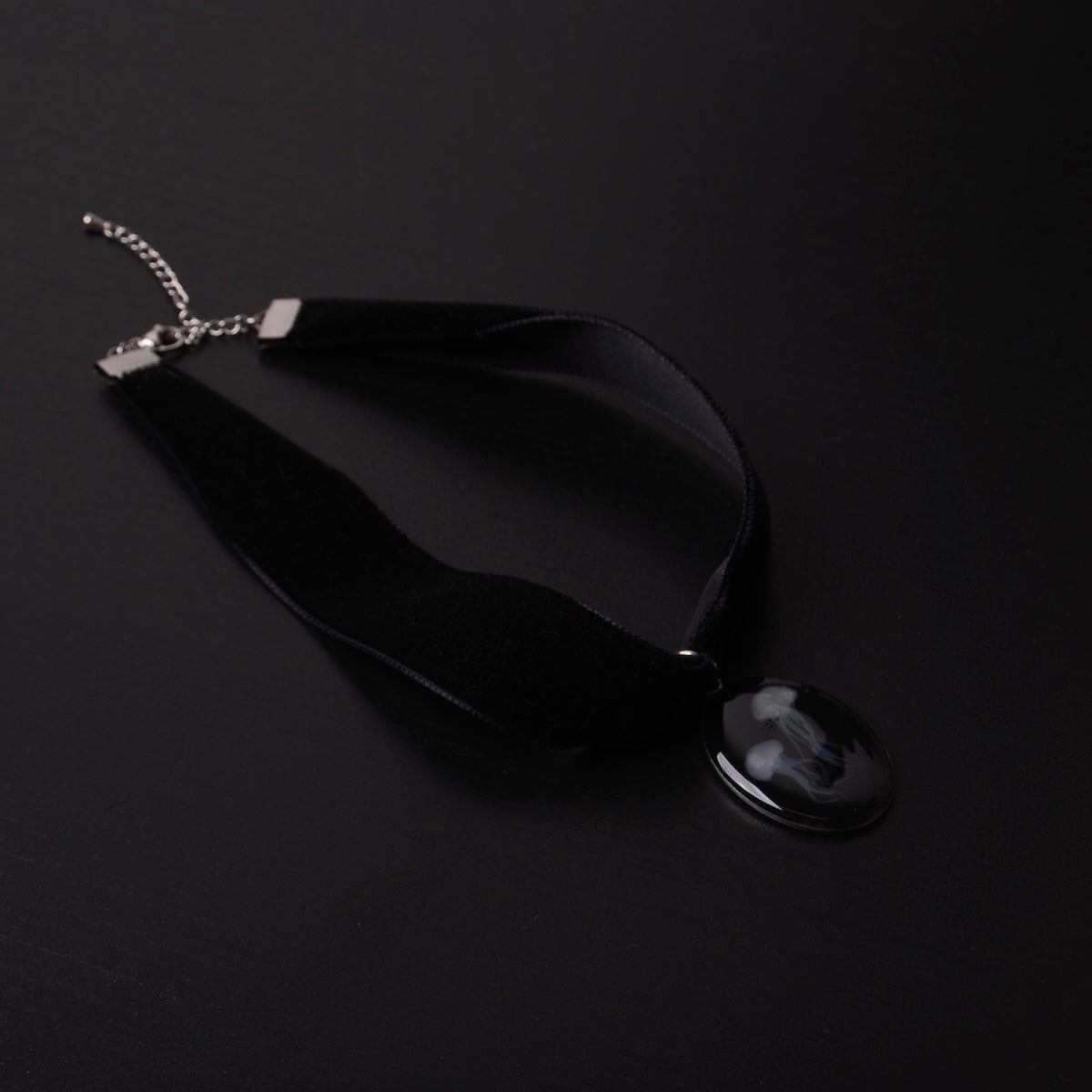 choker in velluto nero con pendente ovale con meduse marine