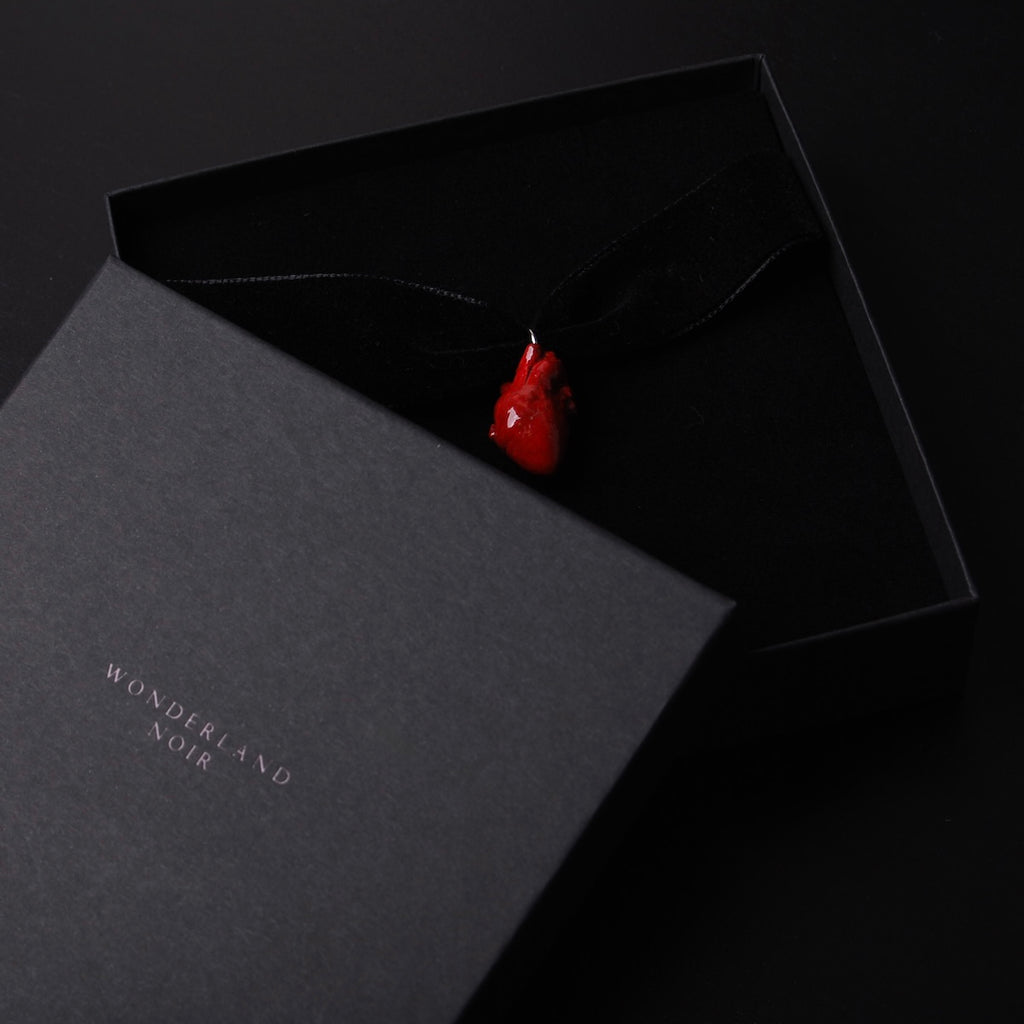 choker in velluto nero con cuore anatomico rosso dentro ad una scatolina nera