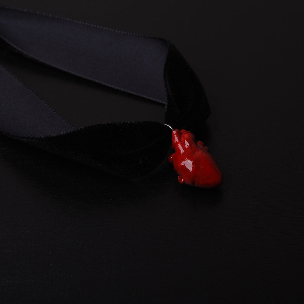 choker in velluto nero con cuore anatomico rosso