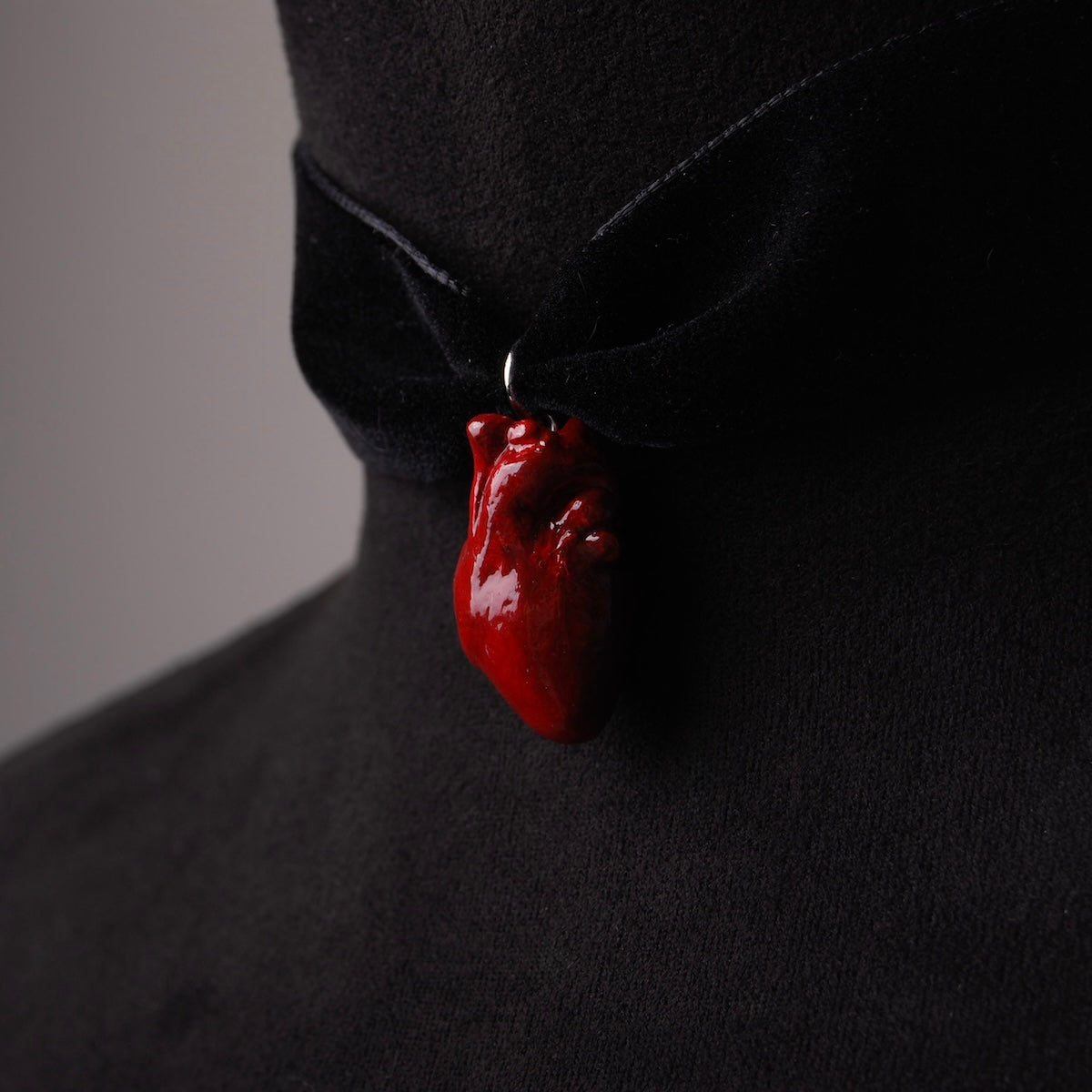 choker in velluto nero con cuore anatomico rosso, dettaglio del cuore