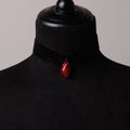 choker in velluto nero con cuore anatomico rosso su espositore