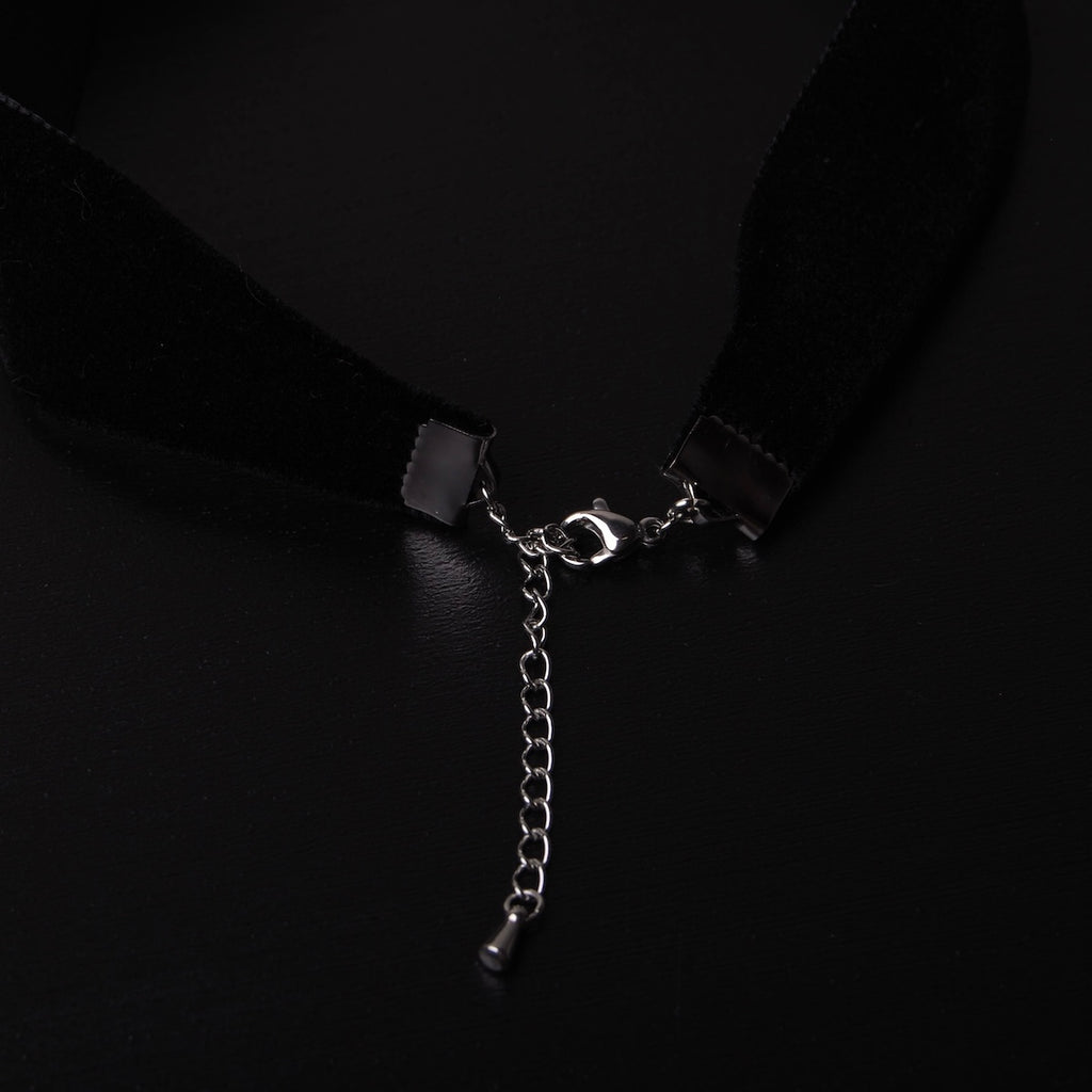 chiusura moschettone in acciaio di un choker in velluto nero