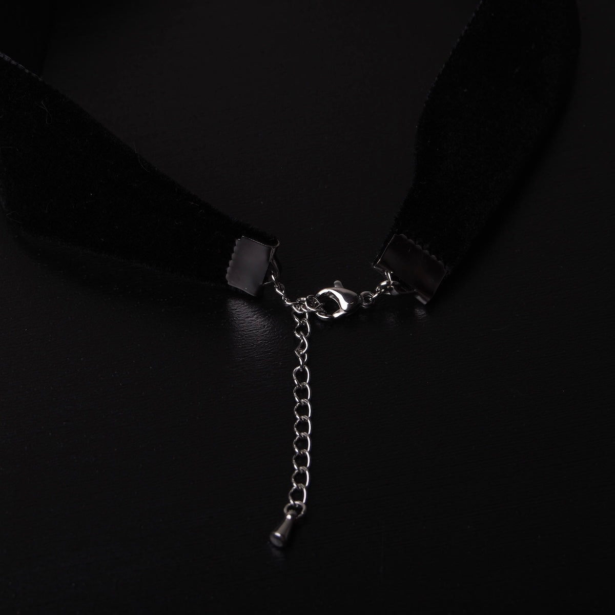chiusura moschettone in acciaio di un choker in velluto nero
