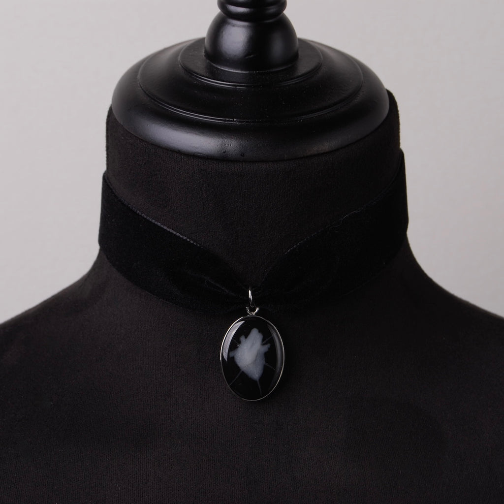 choker in velluto nero con ovale cuore anatomico spinato