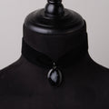 choker in velluto nero con ovale cuore anatomico spinato