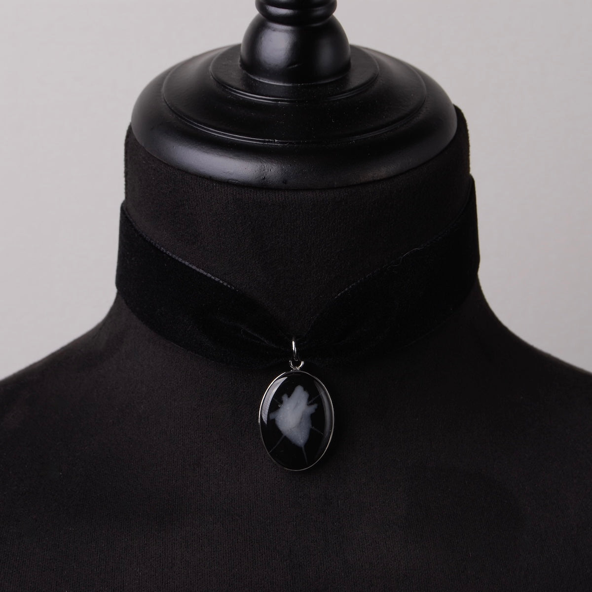 choker in velluto nero con ovale cuore anatomico spinato