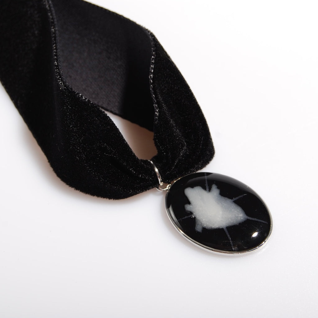 choker in velluto nero con ovale cuore anatomico spinato, vista laterale