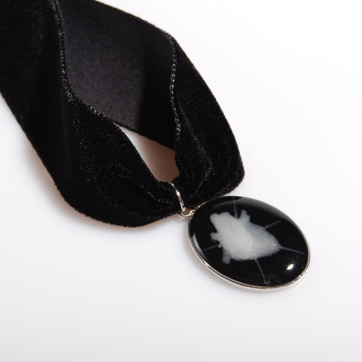 choker in velluto nero con ovale cuore anatomico spinato, vista laterale