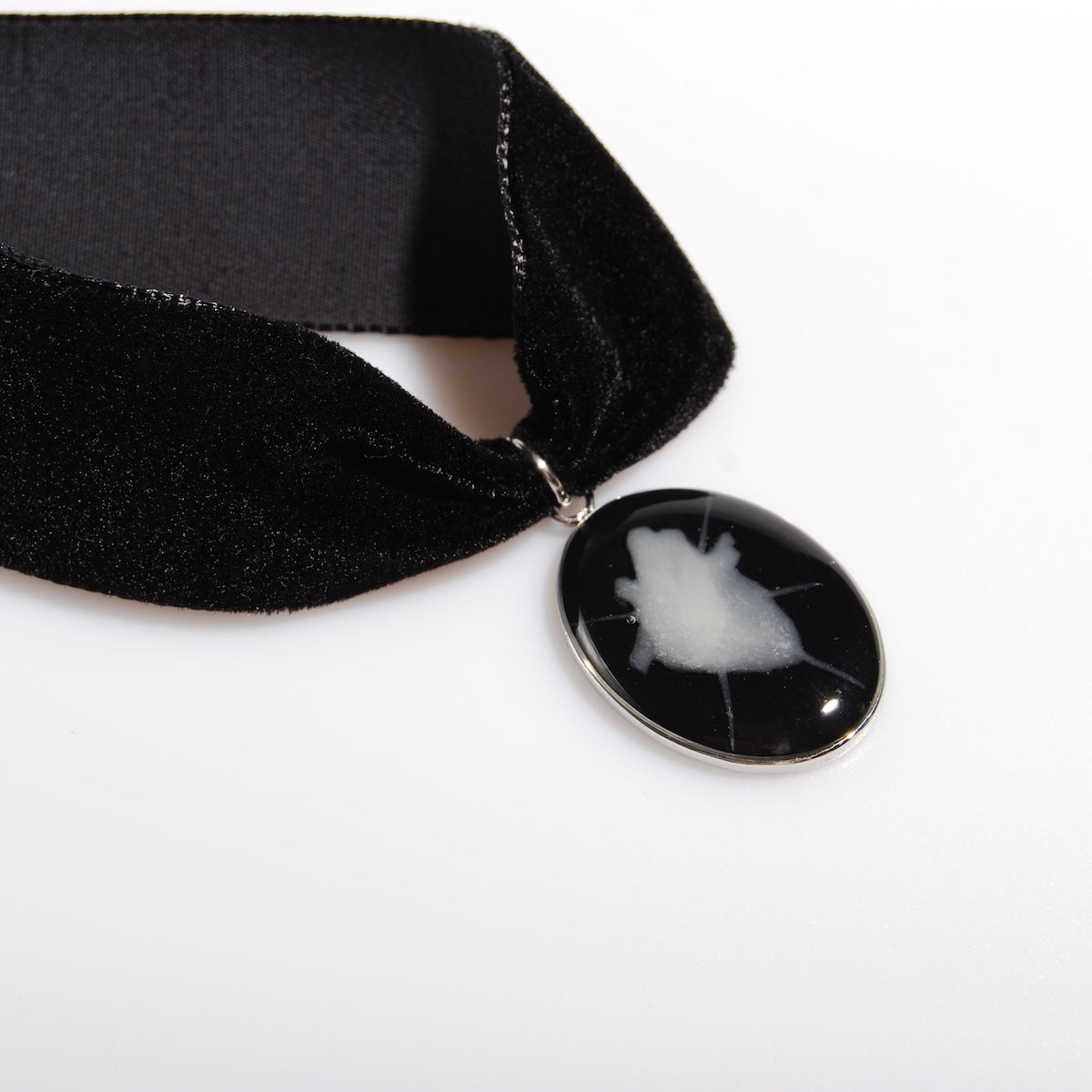 choker in velluto nero con ovale cuore anatomico spinato, vista 3/4