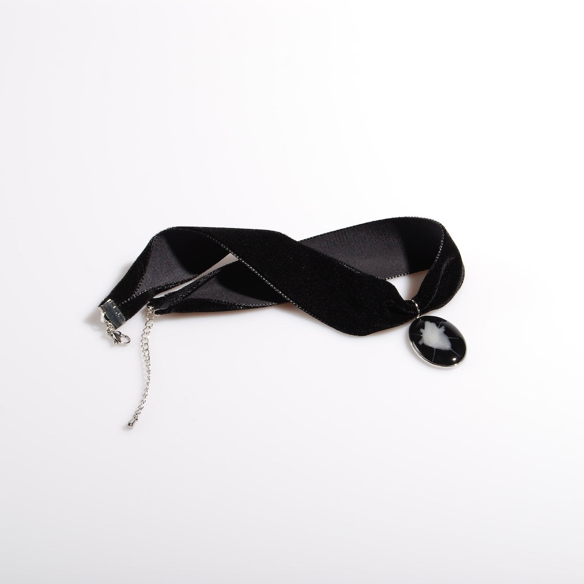 choker in velluto nero con ovale cuore anatomico spinato, vista dall'alto