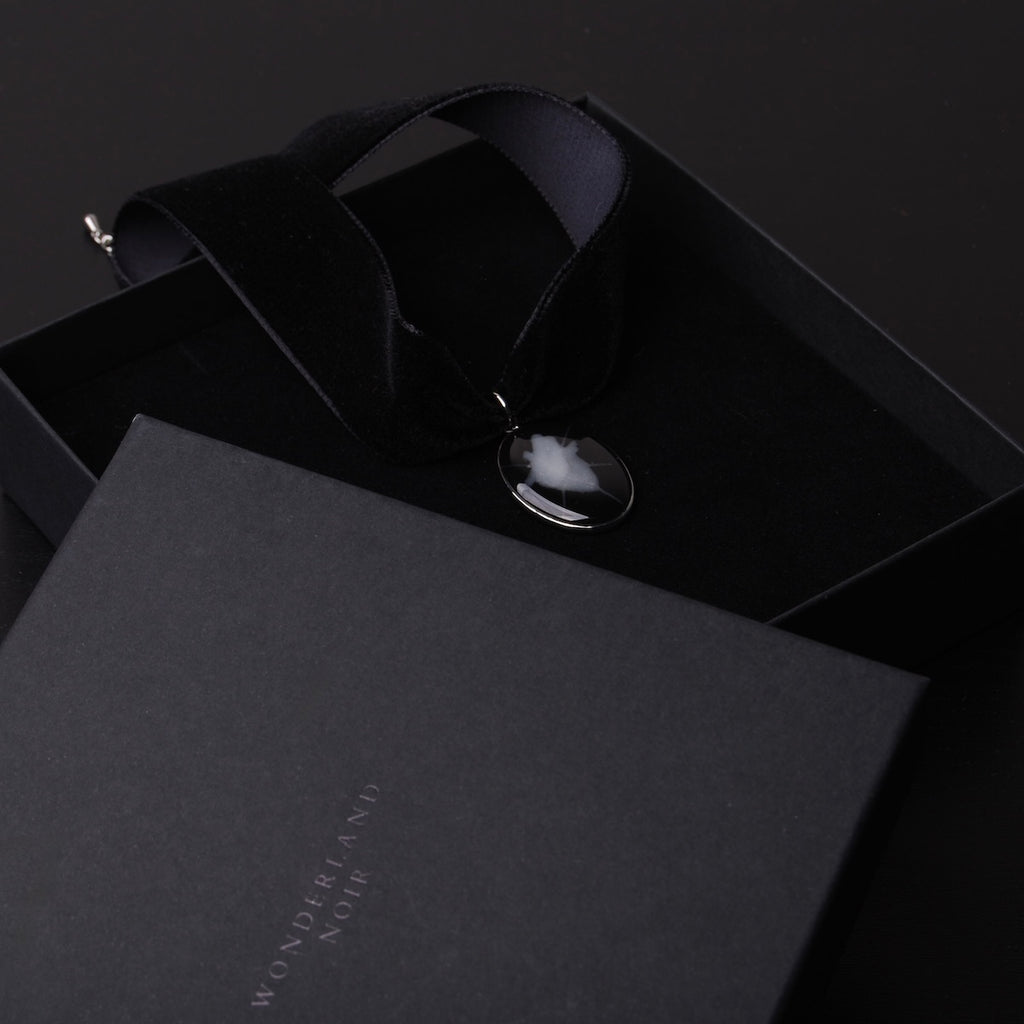 choker in velluto nero con ovale cuore anatomico spinato, dentro ad una scatolina nera