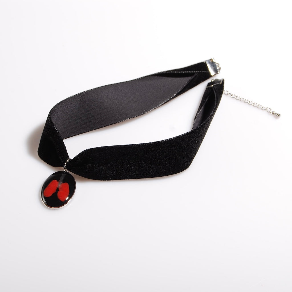 choker in velluto nero con pendente ovale con miniatura di polmoni