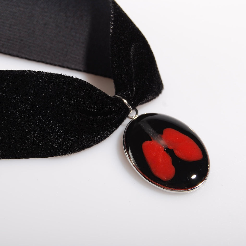choker in velluto nero con pendente ovale con miniatura di polmoni, vista ravvicinata del pendente