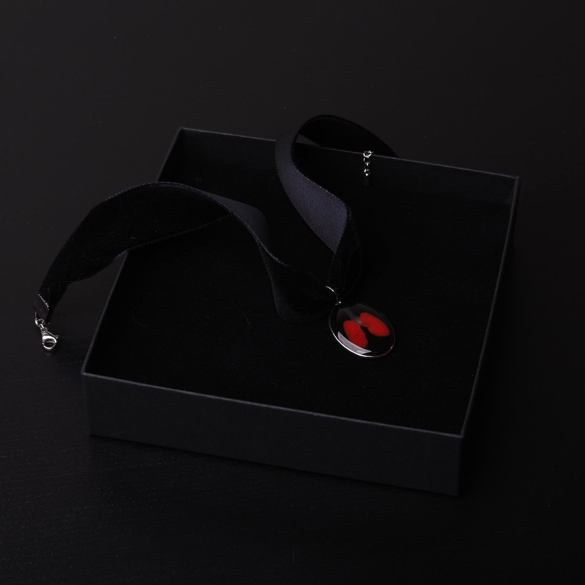 choker in velluto nero con pendente ovale con miniatura di polmoni su scatolina nera