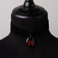 choker in velluto nero con pendente ovale con miniatura di polmoni, su busto espositivo in velluto