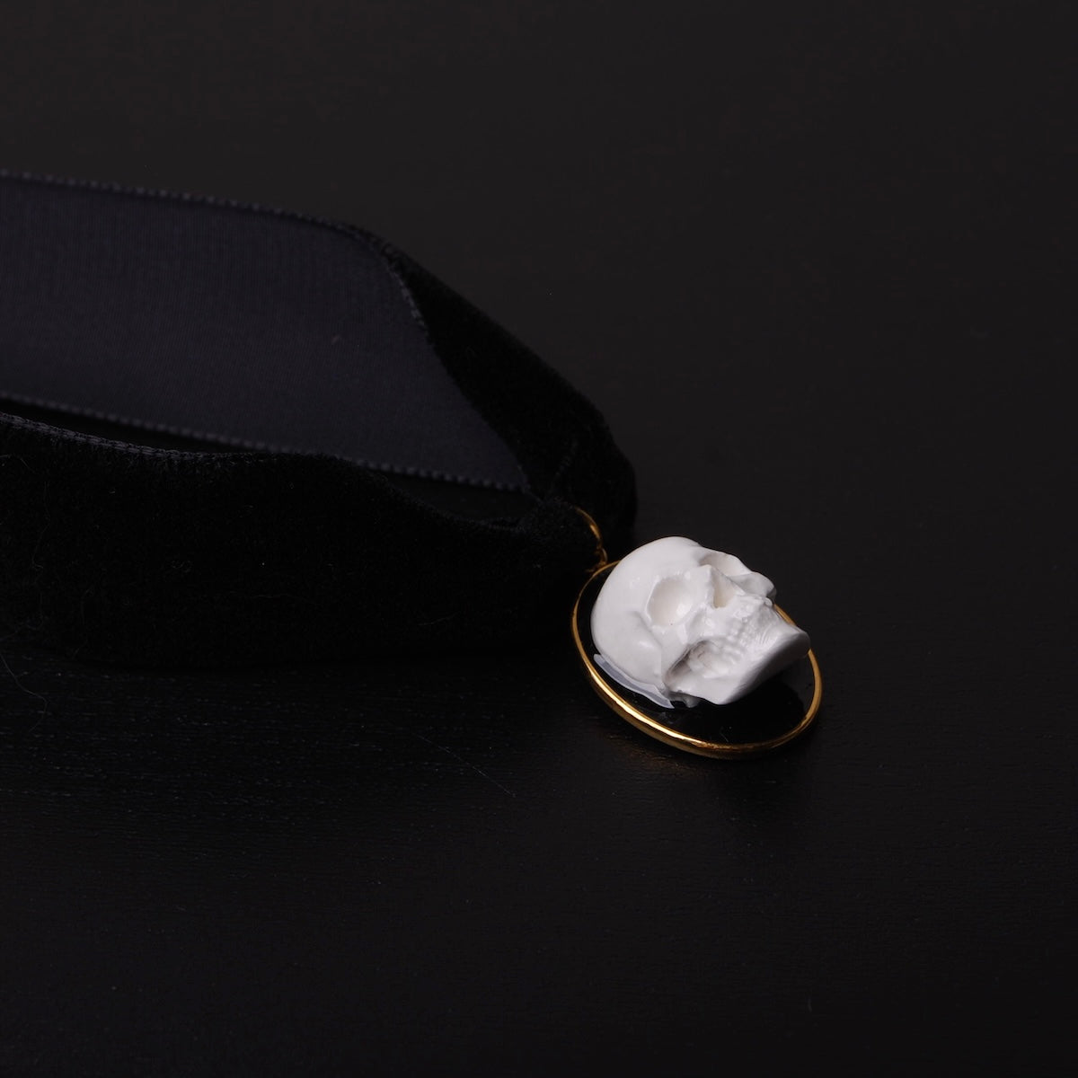 choker in velluto nero con pendente teschio cammeo, vista 3/4