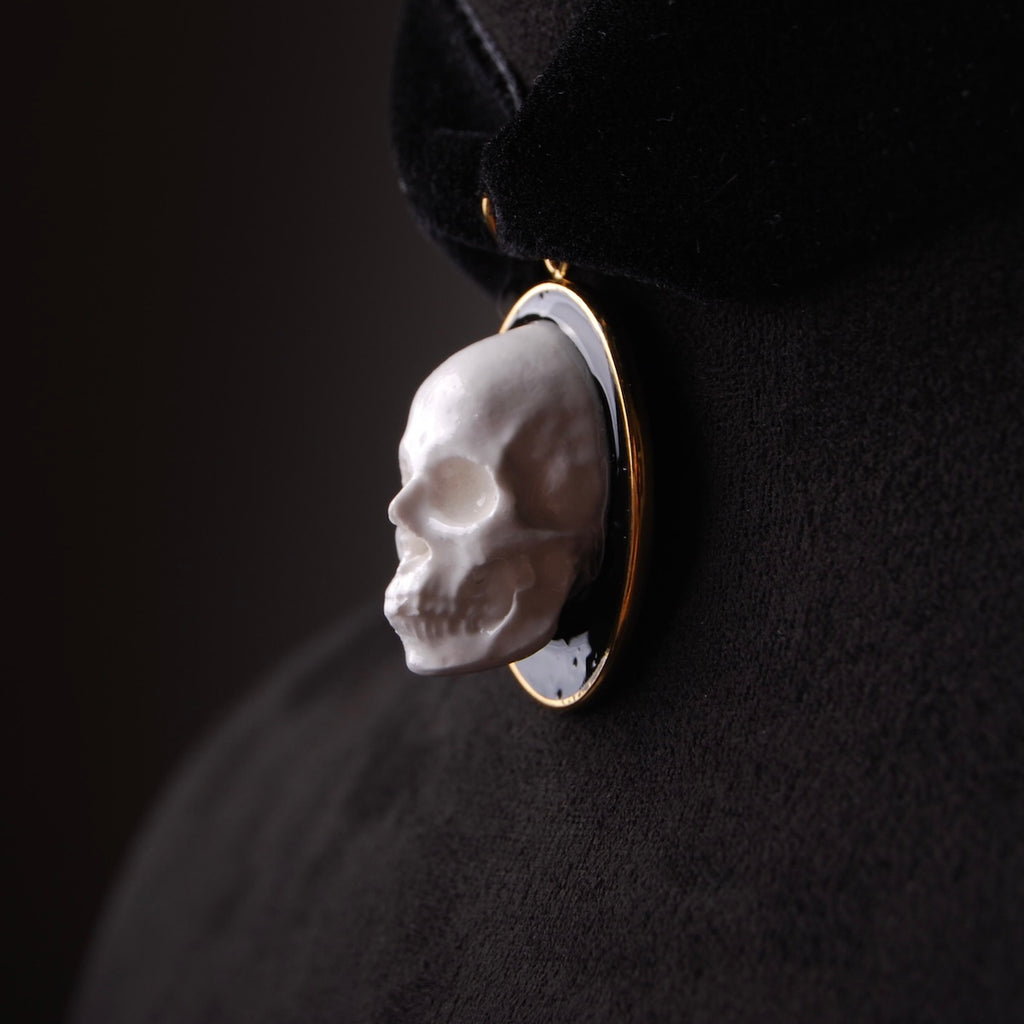 choker in velluto nero con pendente teschio cammeo, particolare laterale del pendente
