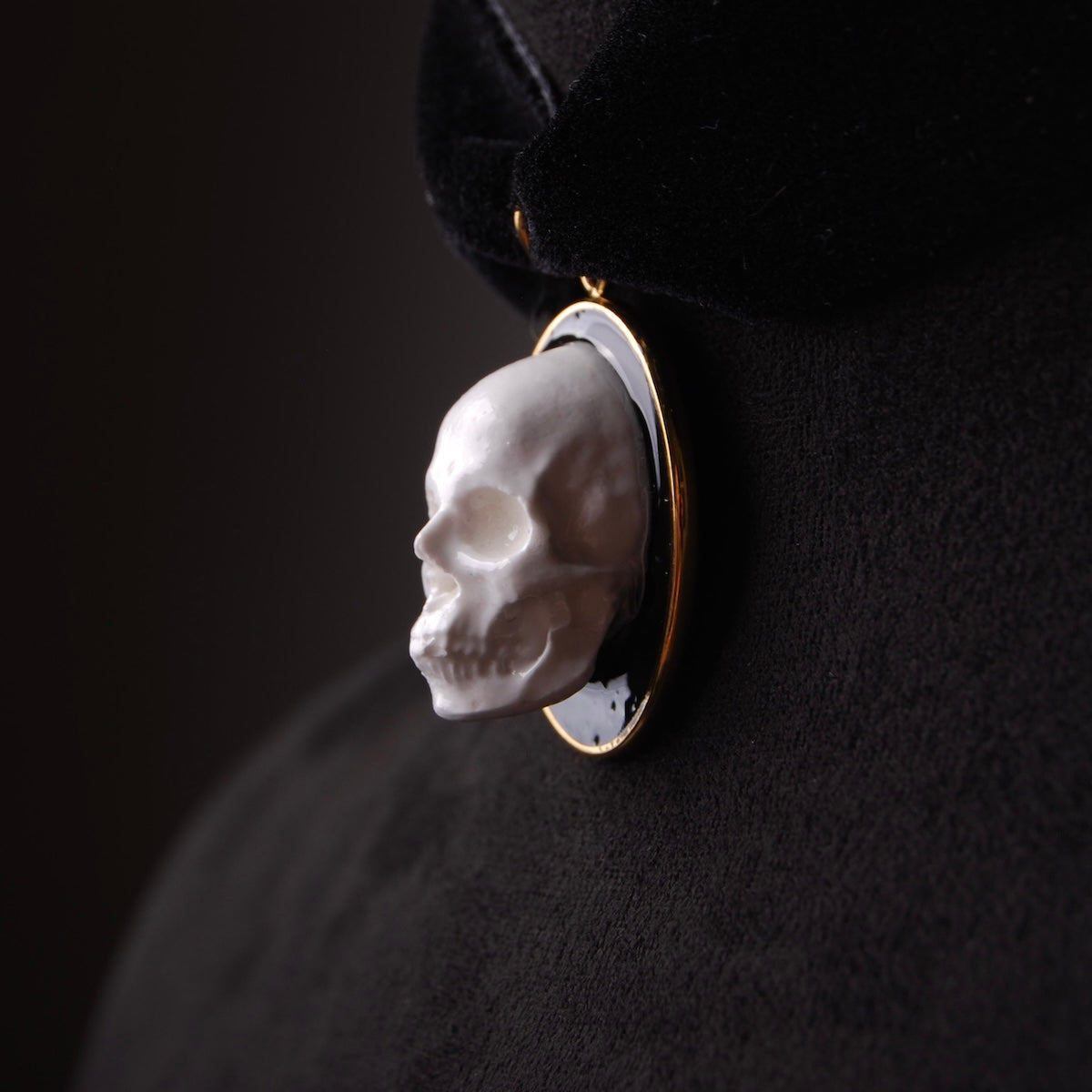 choker in velluto nero con pendente teschio cammeo, particolare laterale del pendente