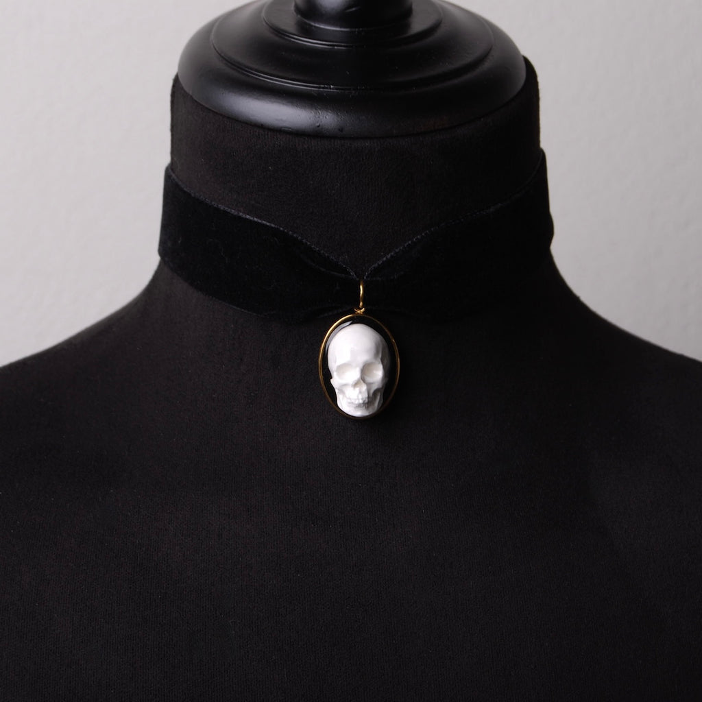 choker in velluto nero con pendente teschio cammeo