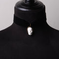 choker in velluto nero con pendente teschio cammeo