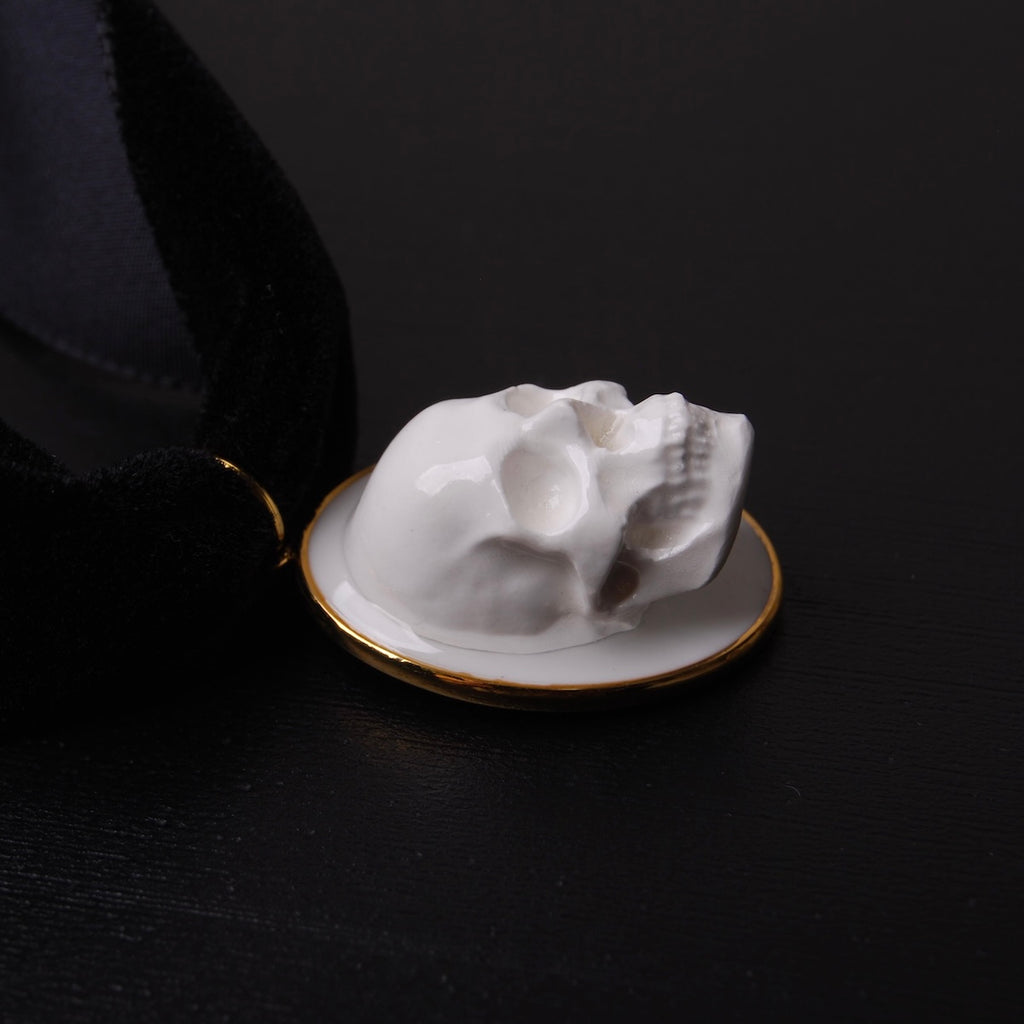 choker velluto nero con pendente ovale teschio cammeo, dettaglio laterale del teschio