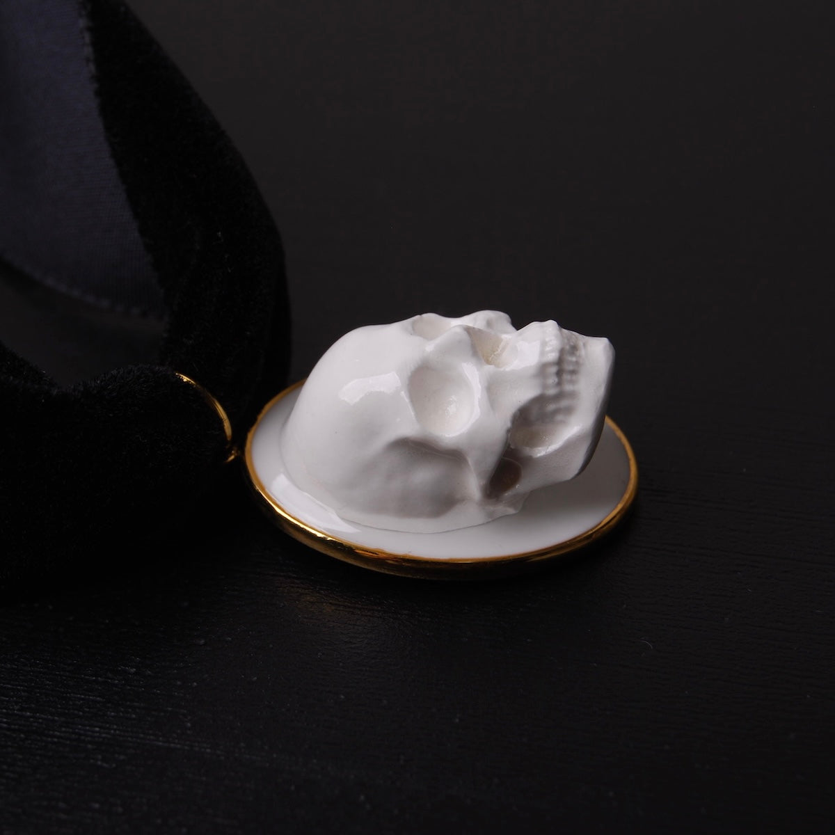 choker velluto nero con pendente ovale teschio cammeo, dettaglio laterale del teschio