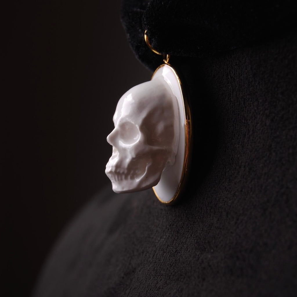choker velluto nero con pendente ovale teschio cammeo, vista laterale del pendente