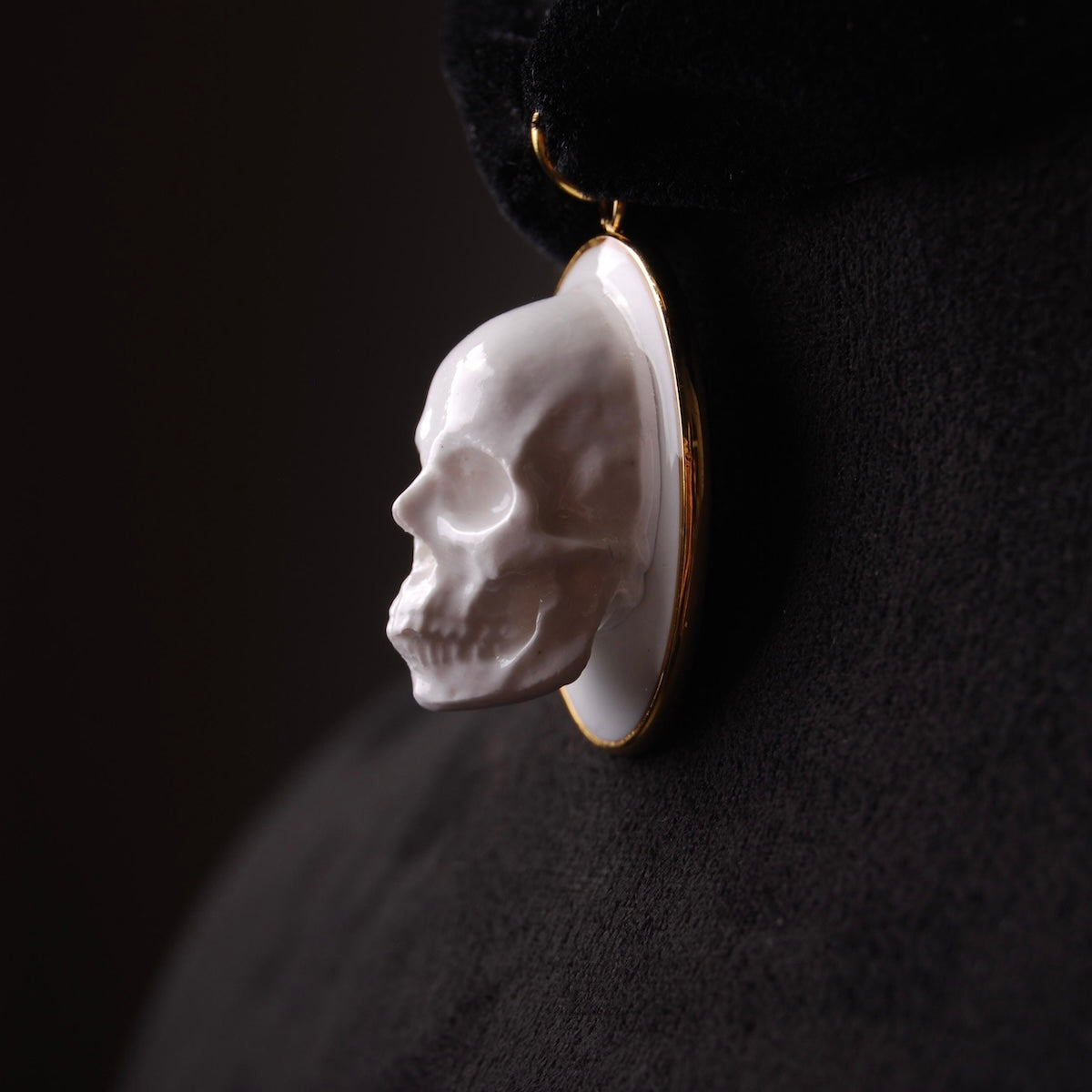 choker velluto nero con pendente ovale teschio cammeo, vista laterale del pendente
