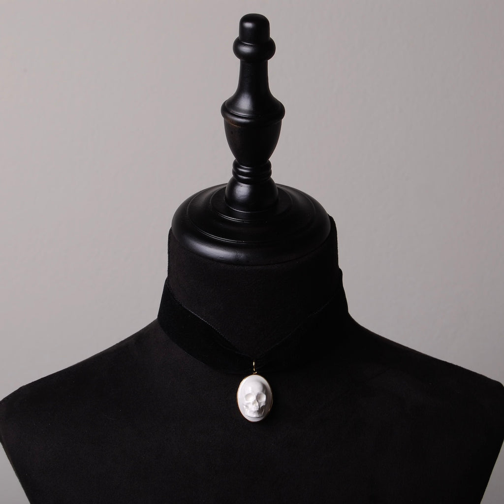 choker velluto nero con pendente ovale teschio cammeo su busto espositivo