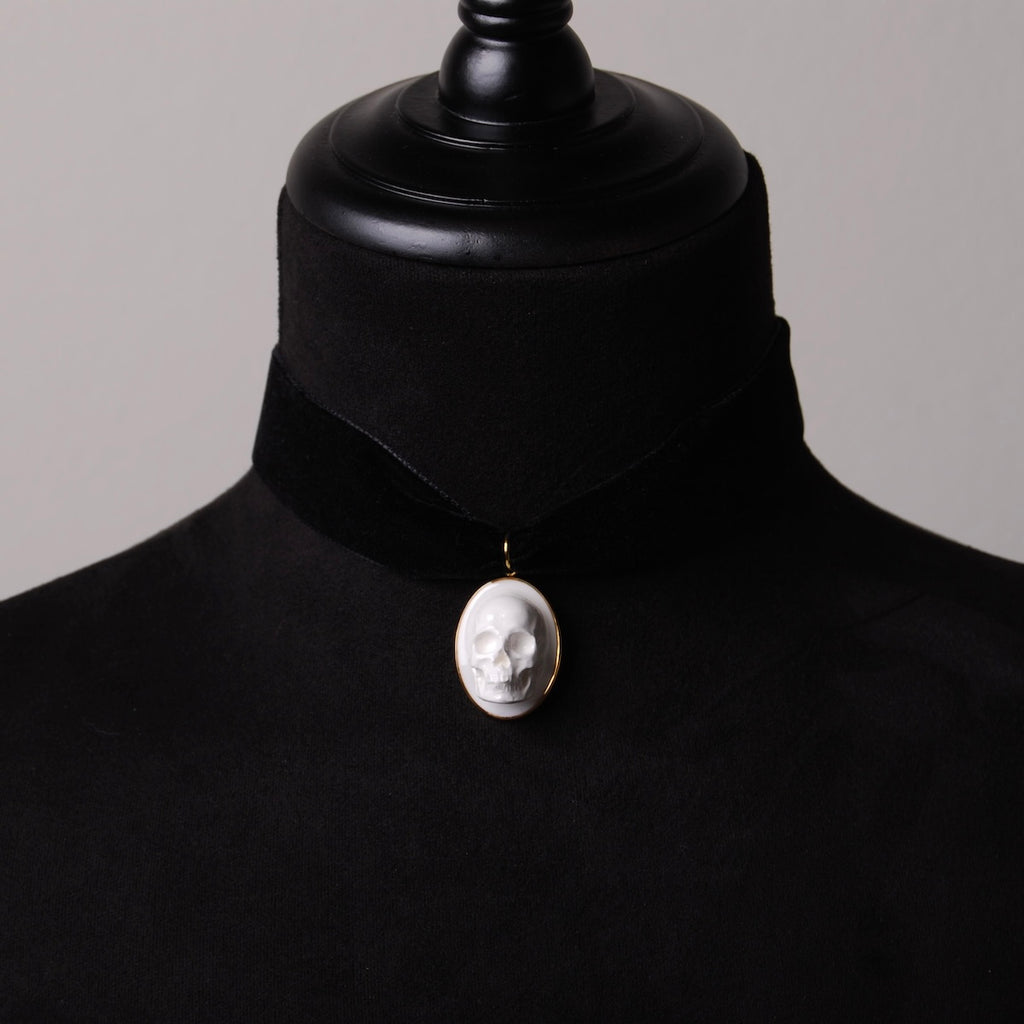 choker velluto nero con pendente ovale teschio cammeo