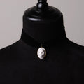 choker velluto nero con pendente ovale teschio cammeo