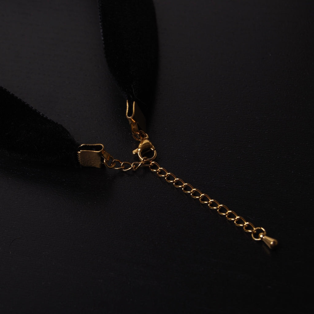 particolare della chiusura a moschettone di un choker in velluto nero