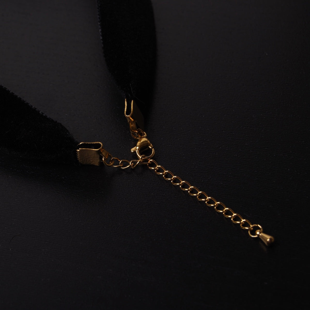 particolare della chiusura a moschettone di un choker in velluto nero