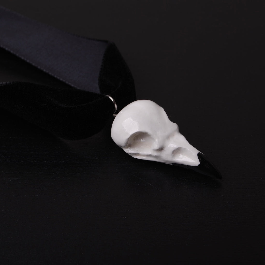 choker in velluto nero con pendente teschio di corvo, vista 3/4