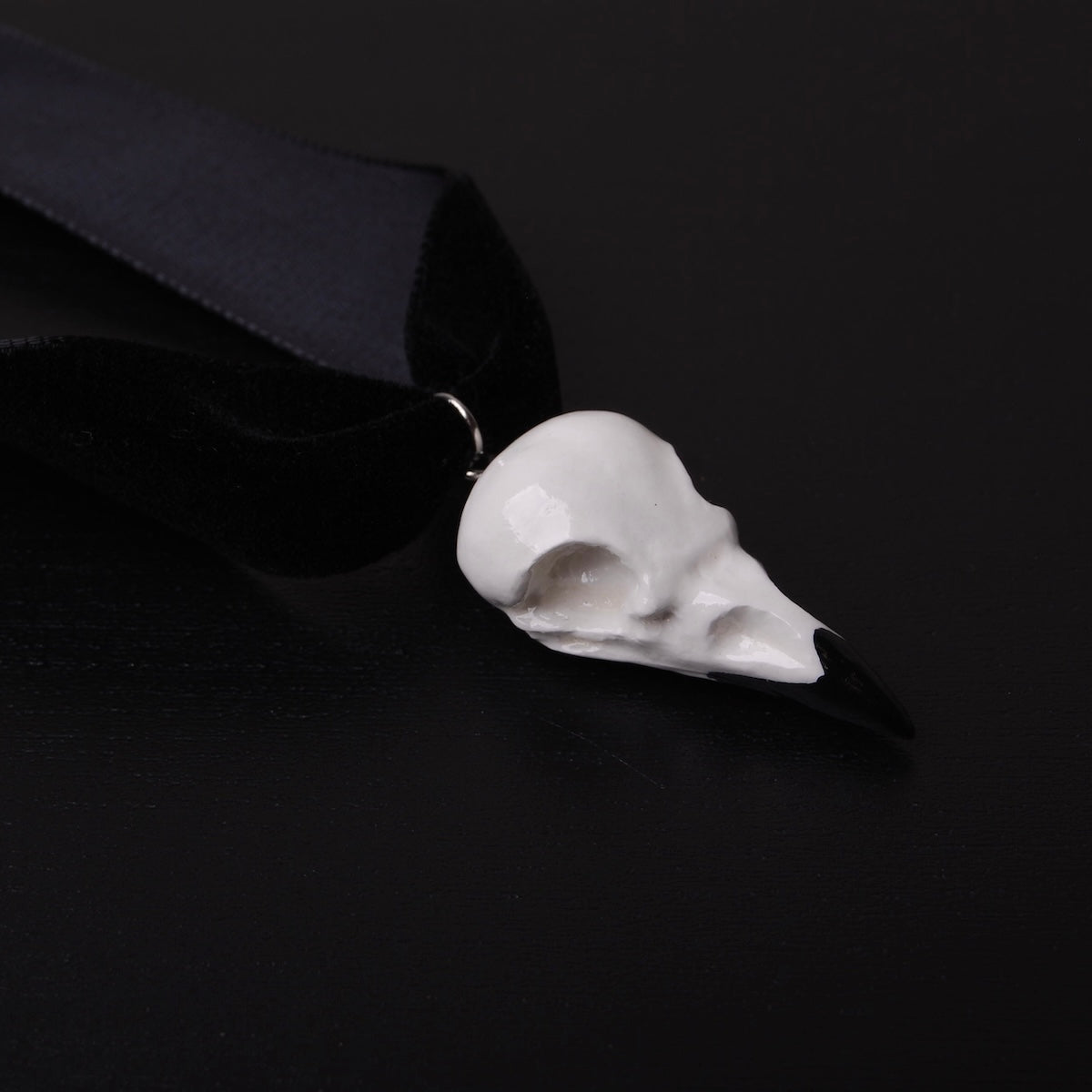 choker in velluto nero con pendente teschio di corvo, vista 3/4