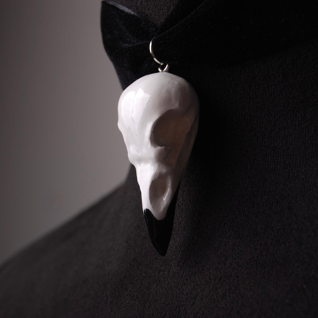 pendente teschio di corvo di un choker in velluto nero, vista 3/4