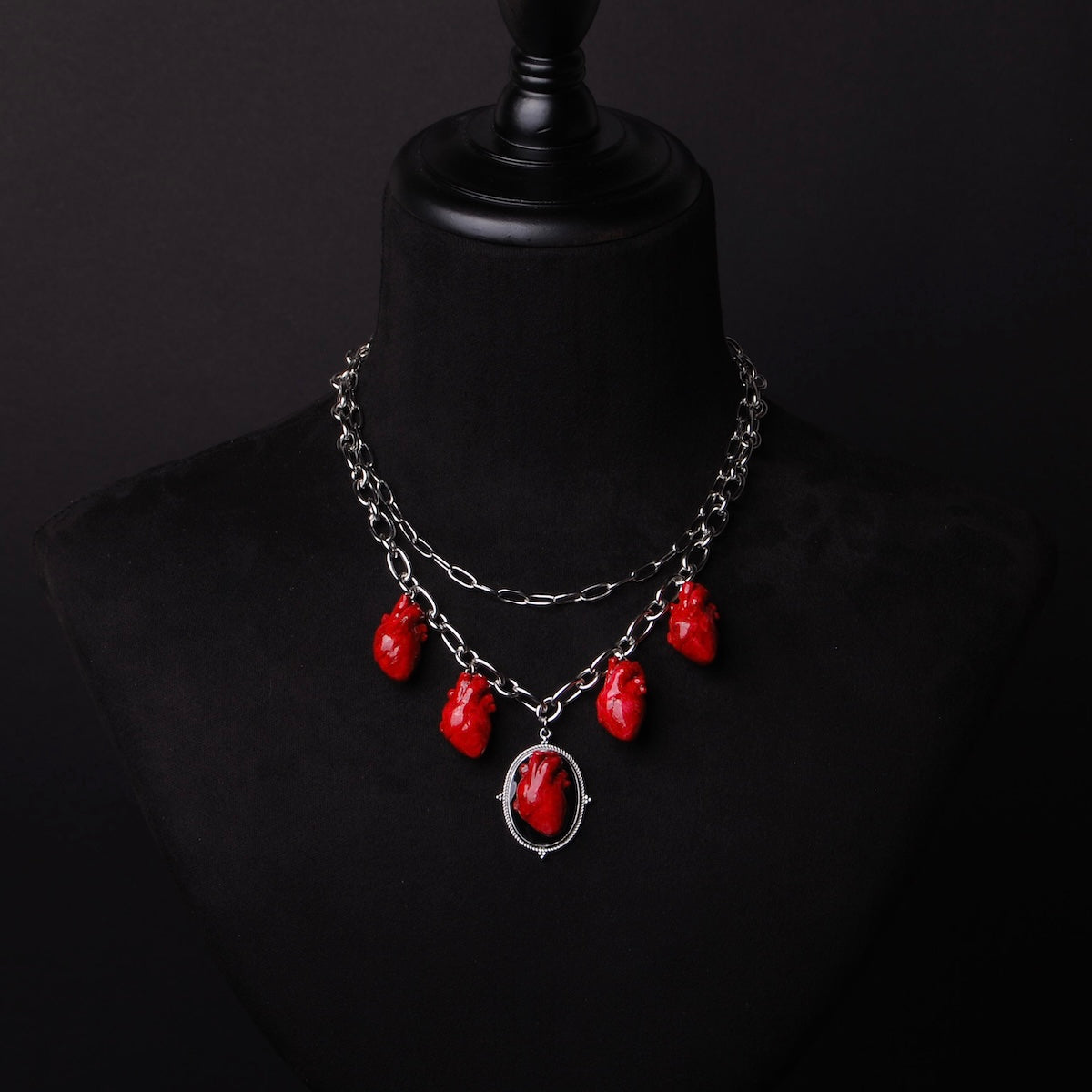 collana a catena doppia con 5 cuori anatomici pendenti su busto espositivo