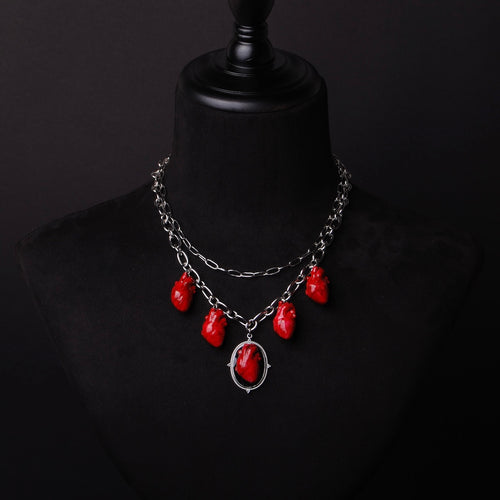collana a catena doppia con 5 cuori anatomici pendenti su busto espositivo