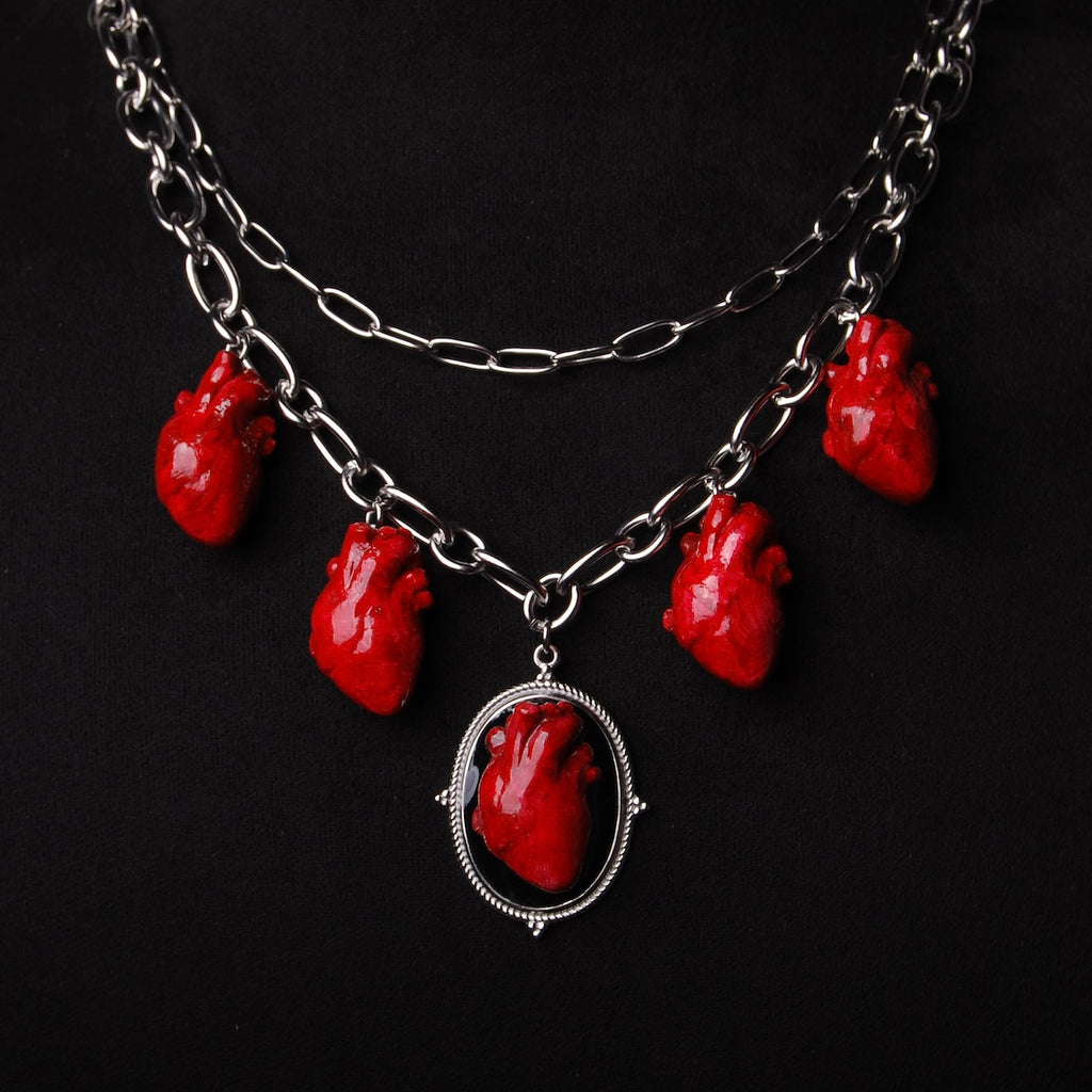 collana a catena doppia con 5 cuori anatomici pendenti, vista frontale
