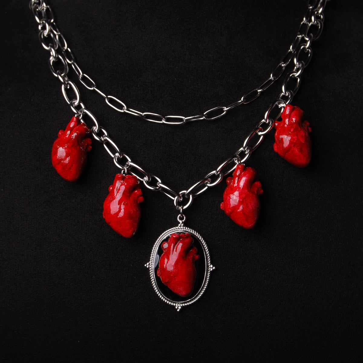 collana a catena doppia con 5 cuori anatomici pendenti, vista frontale