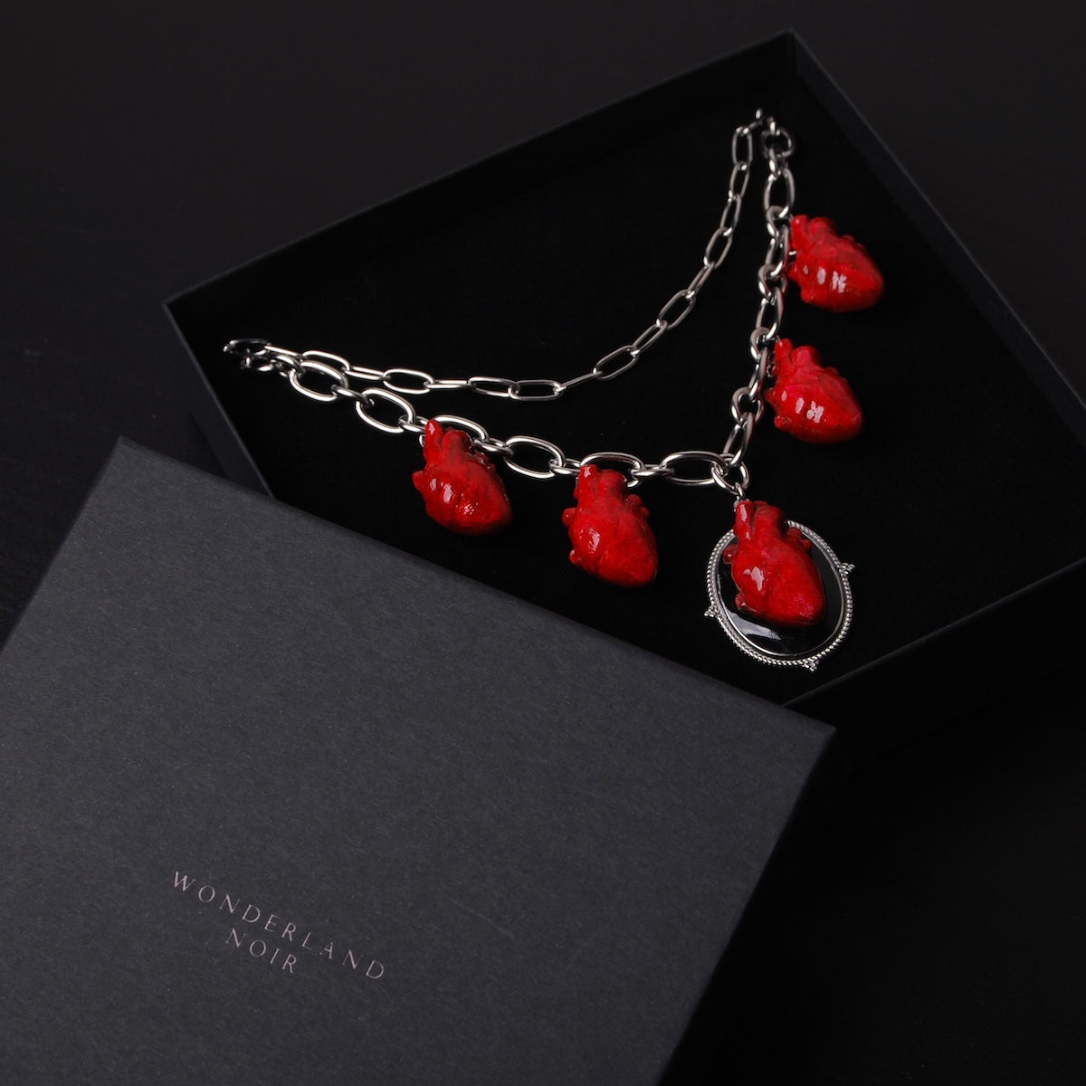 collana a catena doppia con 5 cuori anatomici pendenti dentro ad una scatolina