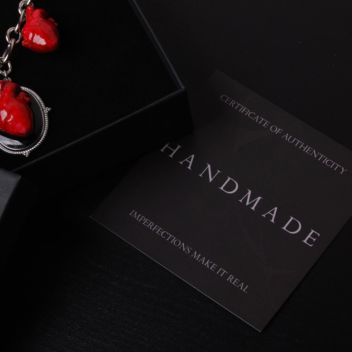 certificato di autenticità di una collana a catena doppia con 5 cuori anatomici pendenti